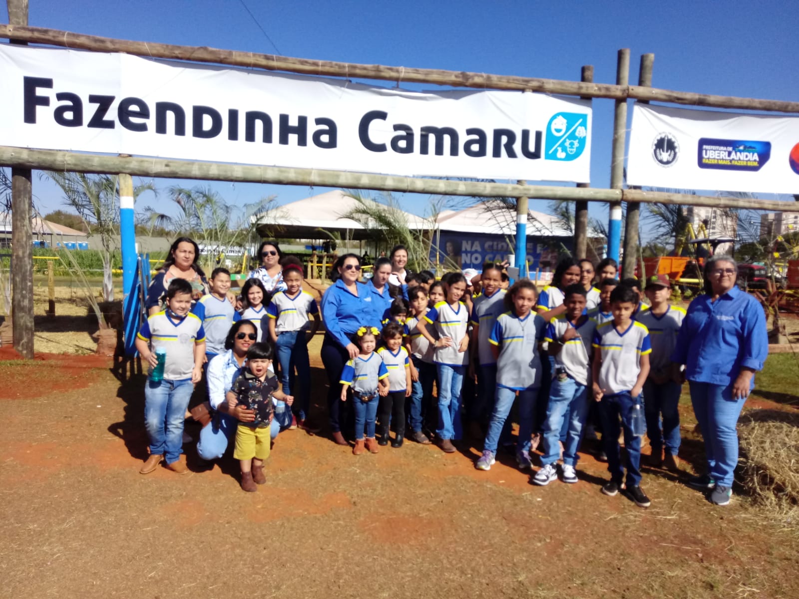 Alunos da Escola de Santa Luzia visitam Fazendinha Camaru
