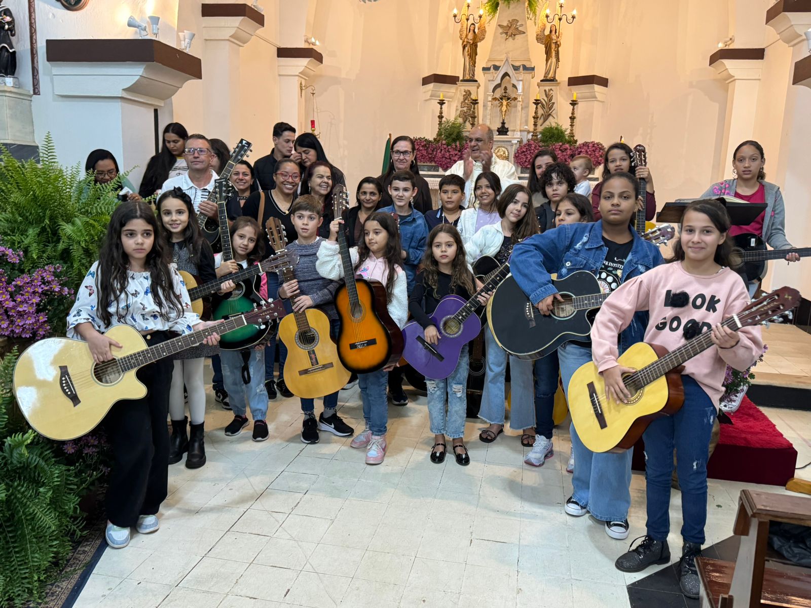 Alunos de Violão de Cascalho Rico se apresentaram em Estrela do Sul