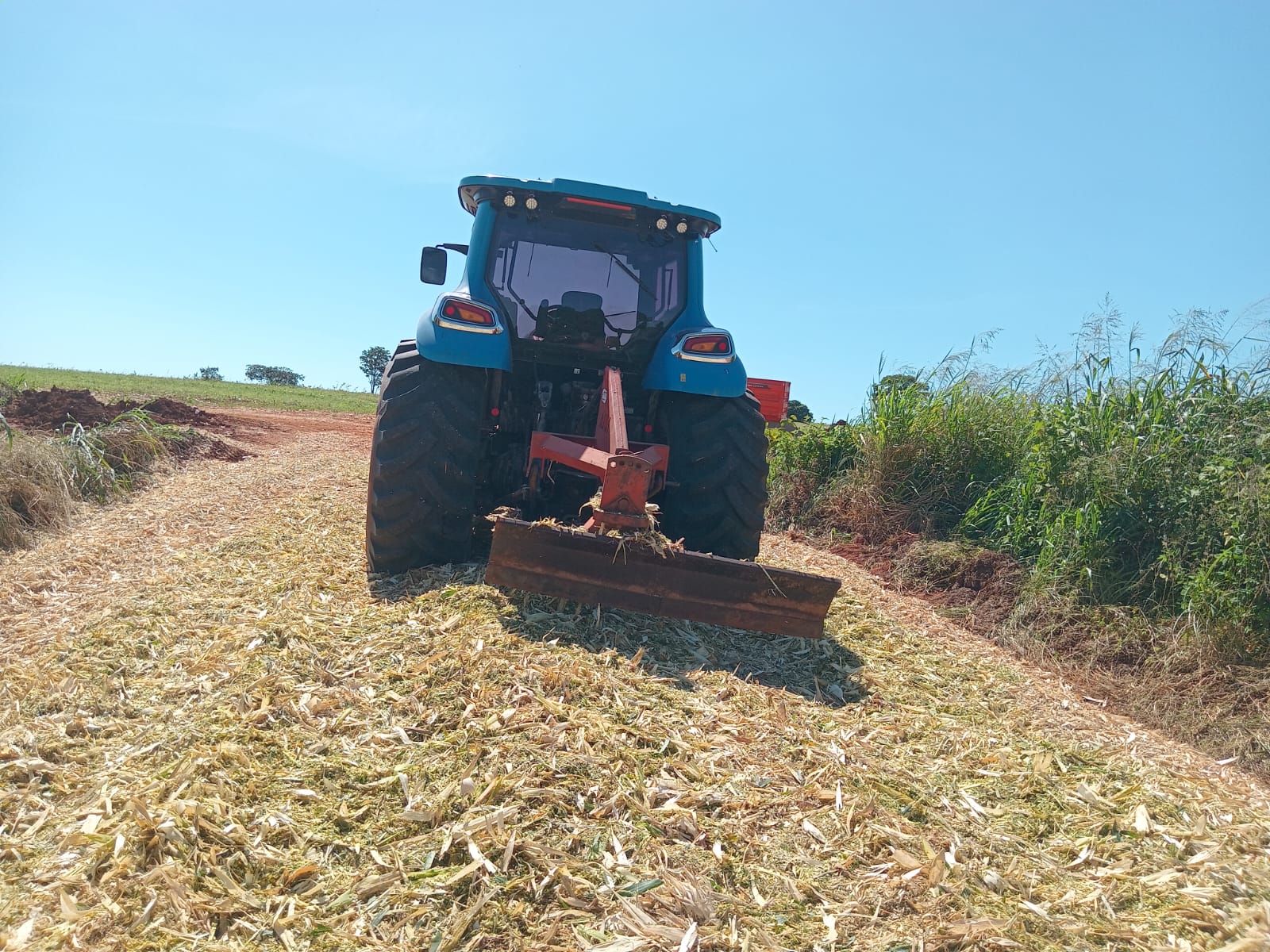 Apoio na gradeação e produção de silagem em Cascalho Rico