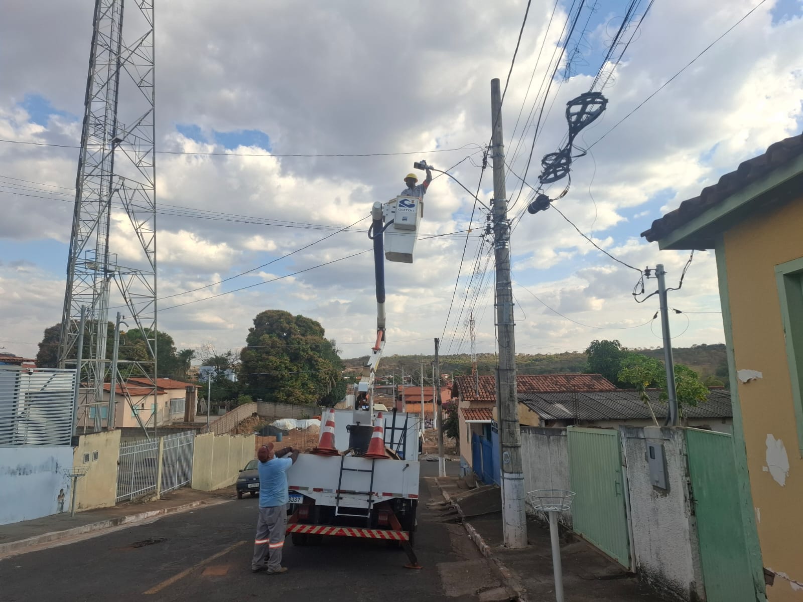 MANUTENÇÃO NA ILUMINAÇÃO PÚBLICA