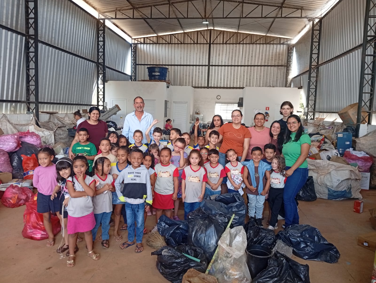 Estudantes visitam Unidade de Triagem em Cascalho Rico